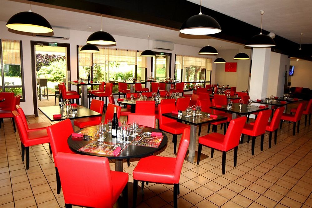 Logis Hotel Lons-Le-Saunier - Restaurant Le Grill Esterno foto