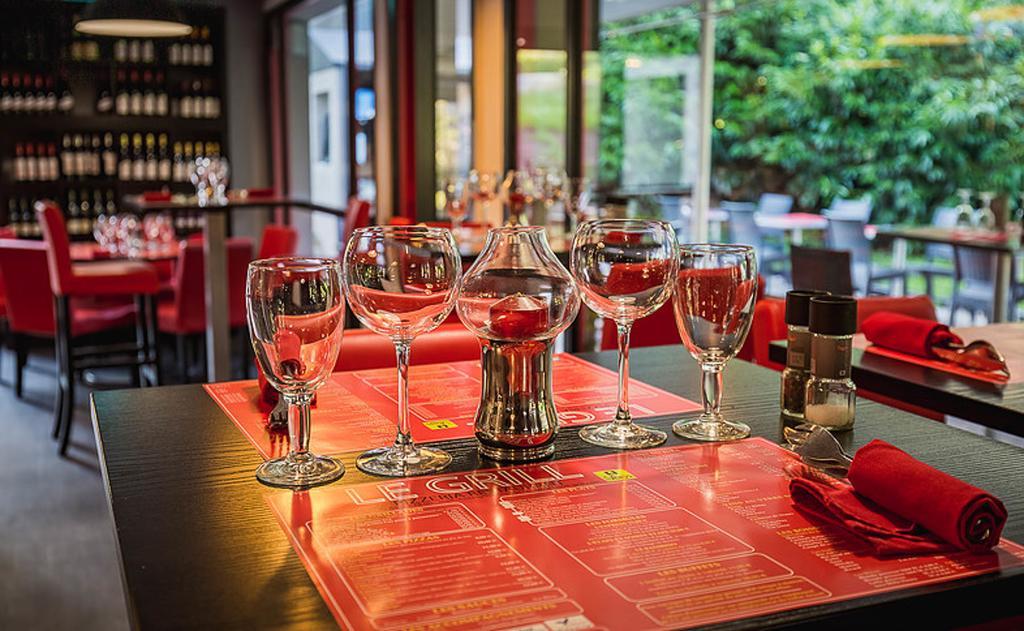 Logis Hotel Lons-Le-Saunier - Restaurant Le Grill Esterno foto