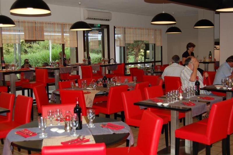 Logis Hotel Lons-Le-Saunier - Restaurant Le Grill Esterno foto